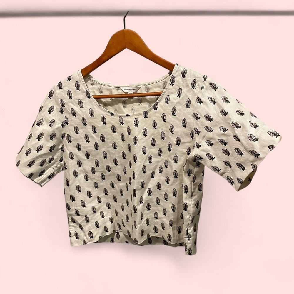 Cute creamy linen print crop short sleeve top Banana Republic scoop neck